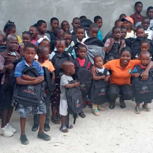 les_enfants_avec_leur_kit_scolaire_1