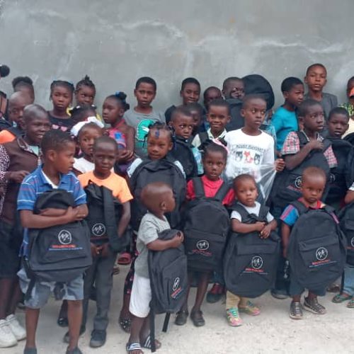 les_enfants_avec_leur_kit_scolaire_2